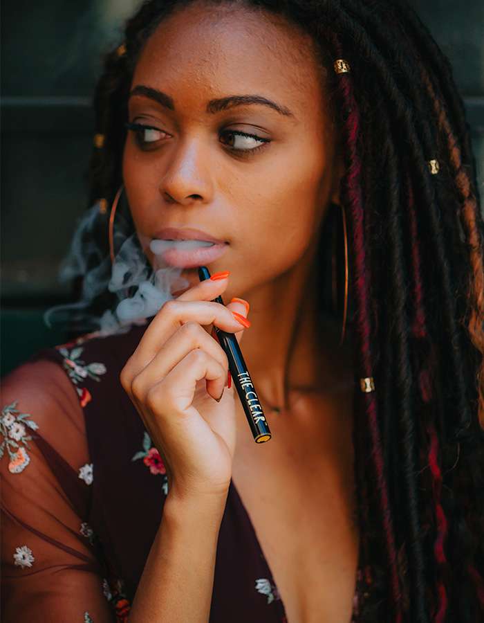 Frau raucht an einer E-Zigarette